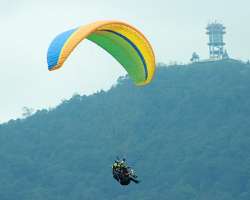 You can also enjoy activities like paragliding during your visit to the pass.